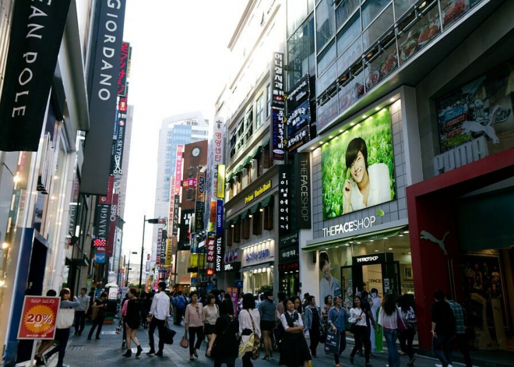 Antara destinasi pelancong muslim terkenal membeli belah ialah Myeong-Dong