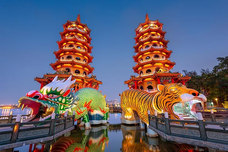 Pagoda Naga dan Harimau Taiwan di Kolam Teratai