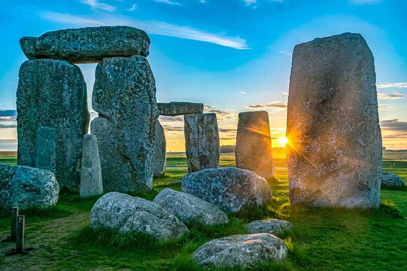 Cahaya Matahari menyelinap di salah satu batu Sarsen dari Stonehenge