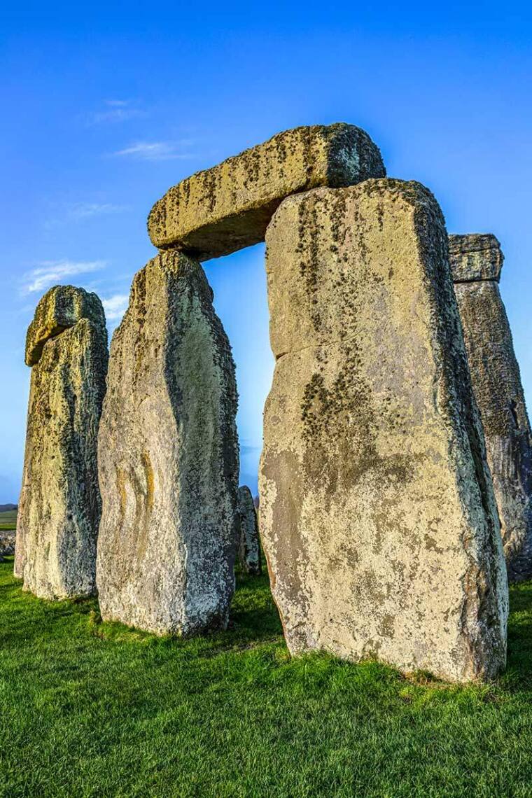 Tapak ritual Prasejarah Stonehenge dengan monlith - papak batu besar di luar bandar Inggeris