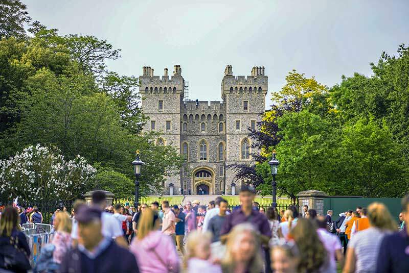 Ketika ini, Orang ramai berkumpul di Windsor untuk meraikan Perkahwinan Diraja Putera Harry dan Meghan Markle