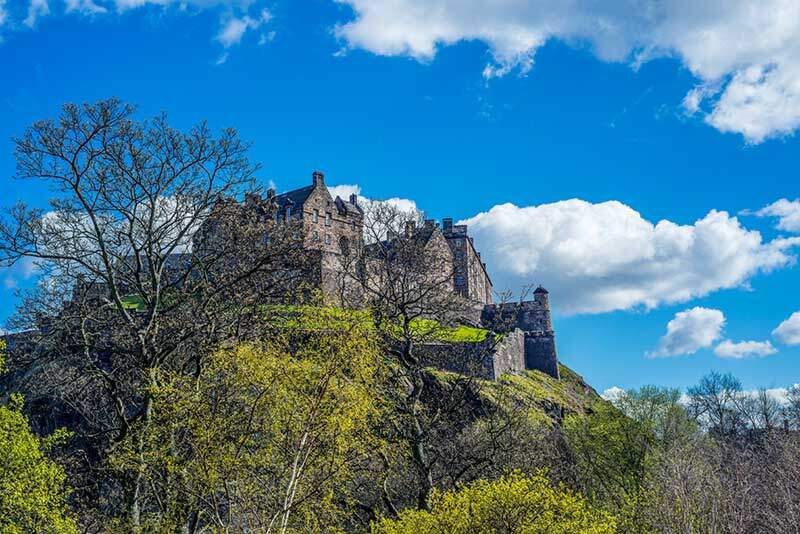 IIstana Edinburgh di Castle Rock di Edinburgh, Scotland, UK semasa Spring Sunny Day yang indah dengan Langit Biru yang jernih