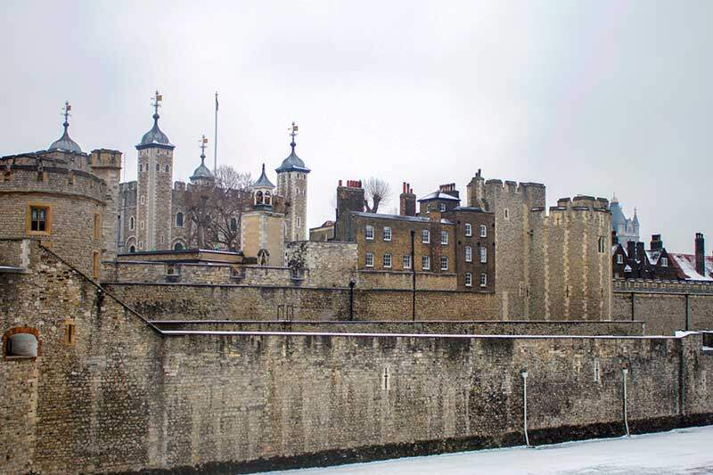 Salji turun di Tower of London