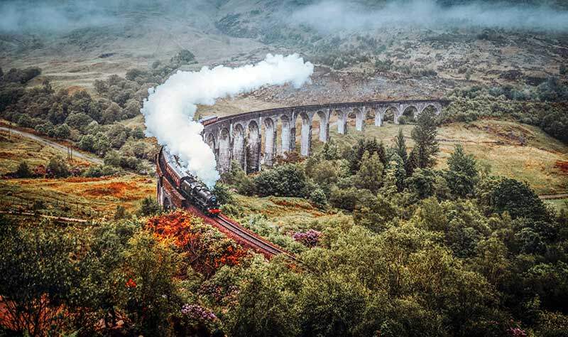 Keretapi jejambat Glenfinnan di Inverness-shire, Scotland