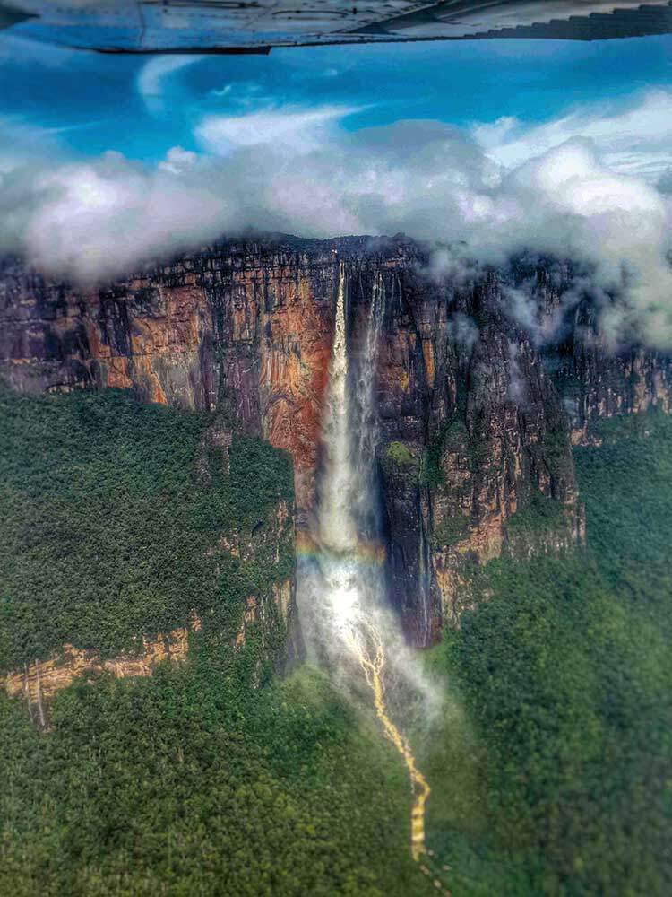 Angel Falls, air terjun tertinggi di dunia, seperti yang dilihat dari pesawat di atas, Venezuela