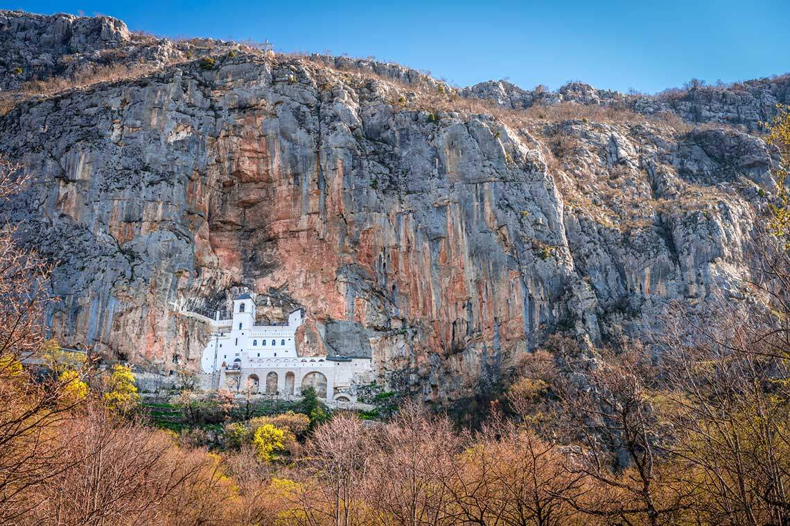 Biara Ostrog Orthodox yang terkenal di Montenegro