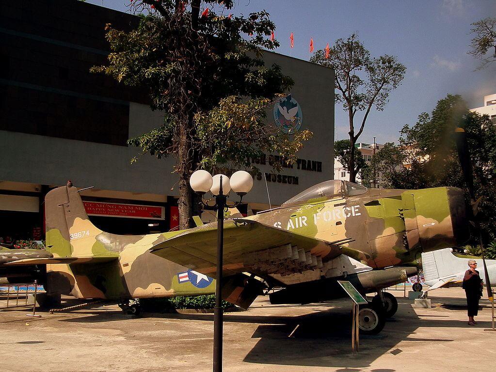 Jet Perang Amerika di depan Muzium