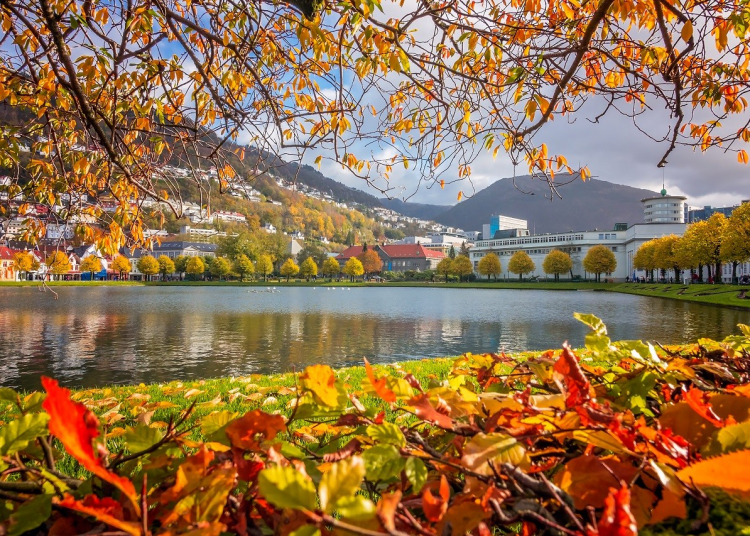 Small Lille Lungegardsvannet lake, also called Smalungeren, in autumn, Bergen, Norway