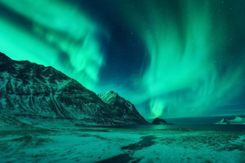 Cahaya utara di pulau Lofoten, Norway. Aurora borealis hijau. Langit berbintang dengan lampu kutub. Landskap musim sejuk malam dengan aurora, laut, batu tinggi, sungai, pantai nordic dan gunung bersalji. Perjalanan