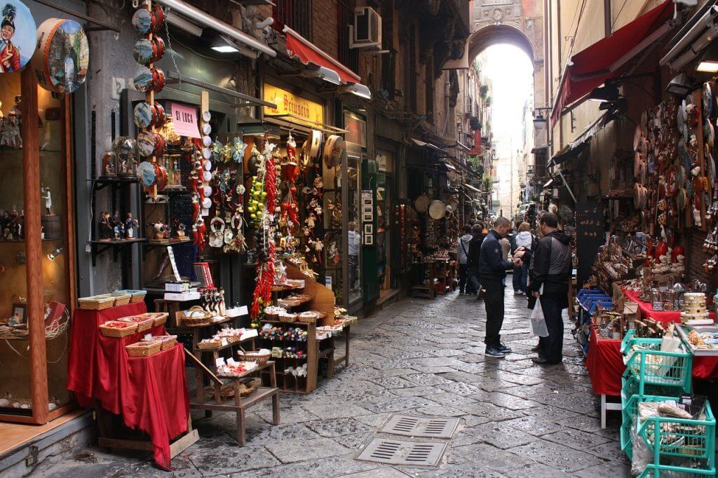Naples keindahan Pasar Metropolitan di Itali