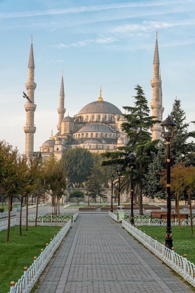 the-famous-blue-mosque-in-istanbul-PGZJQT7