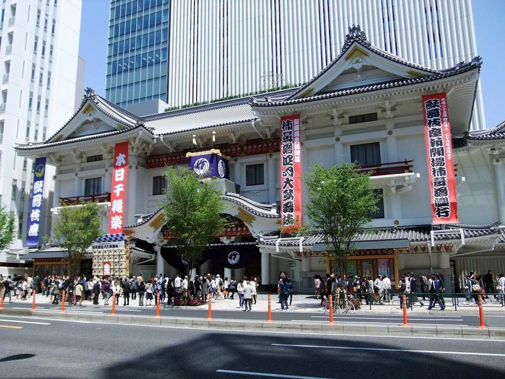Kabuki-za di Ginza merupakan teater utama di Tokyo untuk bentuk drama kabuki tradisional