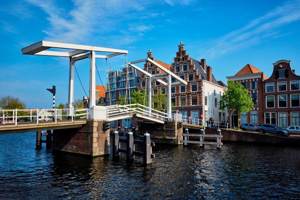 Jambatan Gravestenenbrug di sungai Spaarne di Haarlem, Belanda