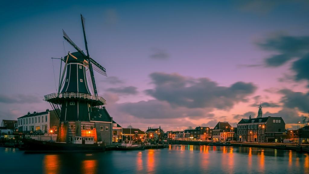 Kincir angin bersejarah di pusat bandar lama Haarlem, Belanda. Dalam rupa retro