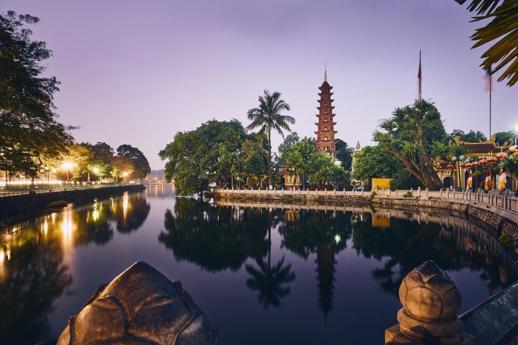 West Lake adalah tasik air tawar terbesar di barat laut Hanoi