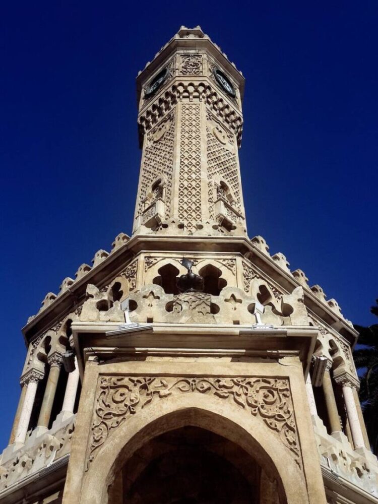 Izmir Clock Tower adalah menara jam bersejarah yang terletak di Dataran Konak di daerah Konak İzmir, Turki. Menara jam direka oleh arkitek Perancis Levantine Raymond Charles Père dan dibina pada tahun 1901 untuk memperingati ulang tahun ke-25 penyertaan Abdülhamid II ke takhta