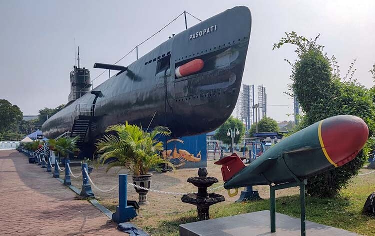 Surabaya-Submarine-Monument