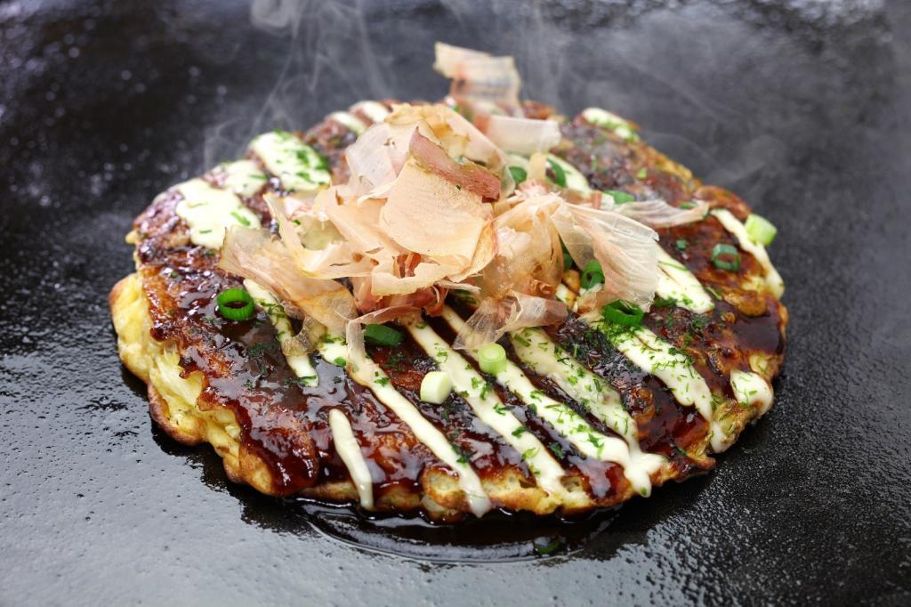 Okonomiyaki adalah lempeng gurih yang dibuat terutamanya dari kubis, tepung, telur, dan air yang dicincang