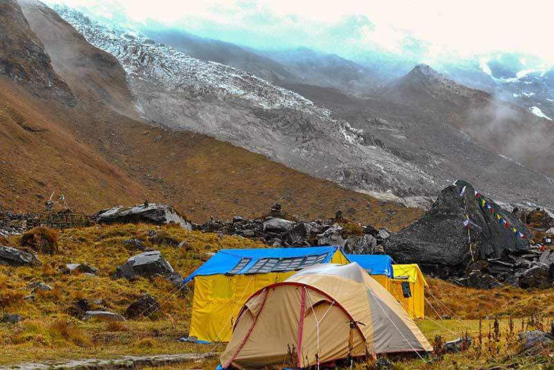 Khemah ekspedisi di Annapurna Base Camp, pergunungan Himalaya, Nepal pada hari mendung
