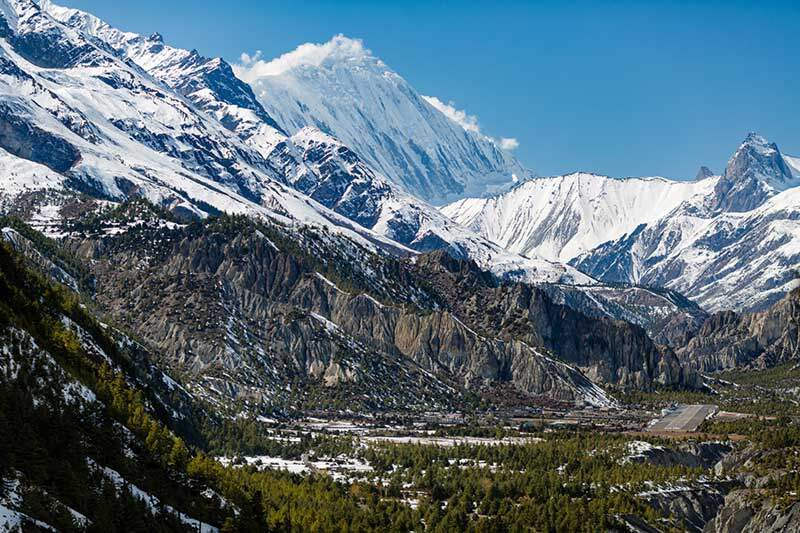 Landskap Inspirasi di Pergunungan Himalaya. Julat Annapurna di Trek Litar Annapurna, Pergunungan dan Pemandangan yang Indah. Melihat kampung Humde dan Tilicho Peak 7134m di Nepal, Asia.