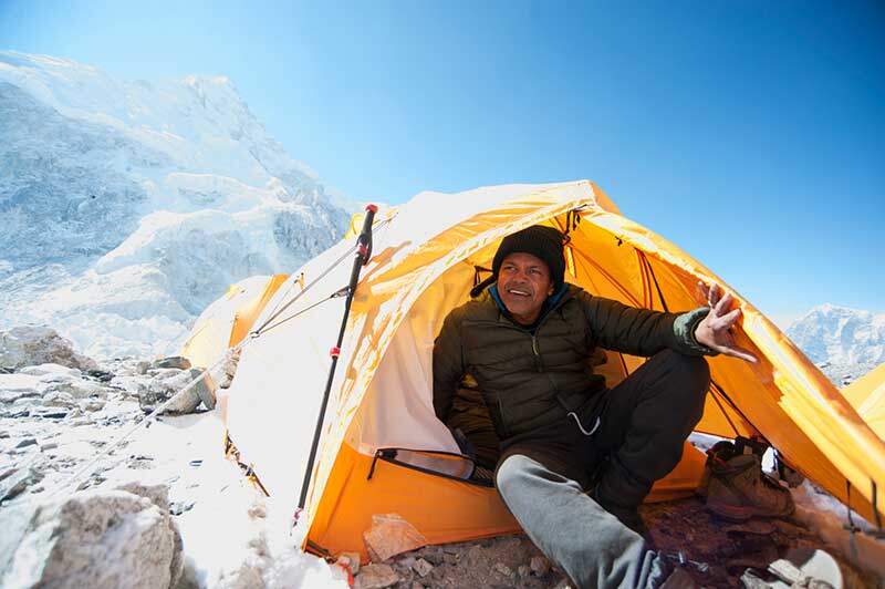 Seorang lelaki duduk di khemah base camp di Himalaya
