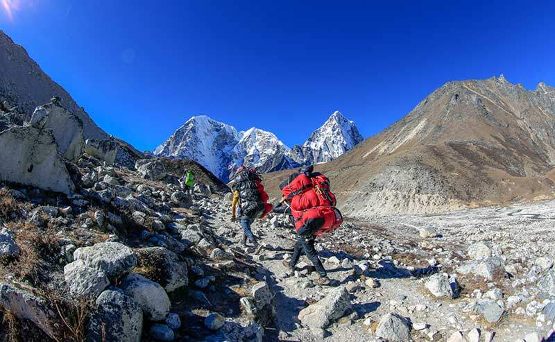 Porter Warga Nepal membawa Trek Bagasi dalam perjalanan ke markas everst, nepal
