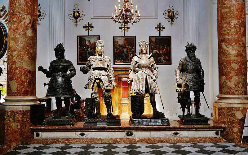 Patung-patung gangsa di Court Church di Innsbruck; di sebelah kiri status Raja Arthur
