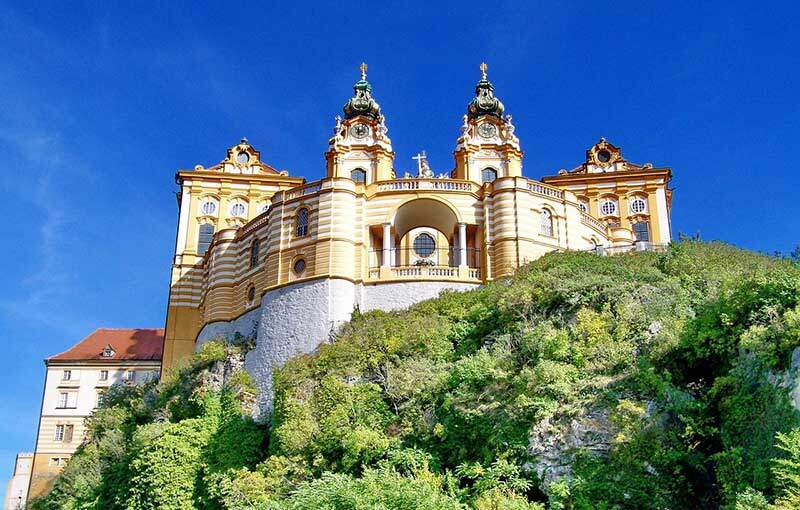 Melk Abbey terletak di bukit berbatu yang menghadap ke sungai Danube, bersebelahan dengan lembah Wachau