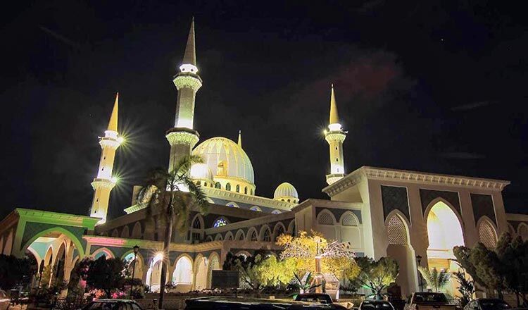 Masjid utama negeri Pahang, dibina dari 1991 hingga 1993, dengan 4 menara & kubah biru besar