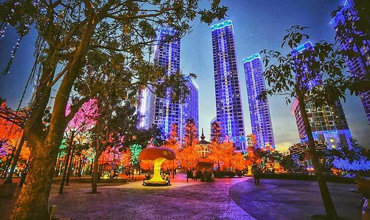 Malam diterangi lampu seperti Cyber Punk di Icity Theme Park | Imej oleh: Muhammad Ihsan