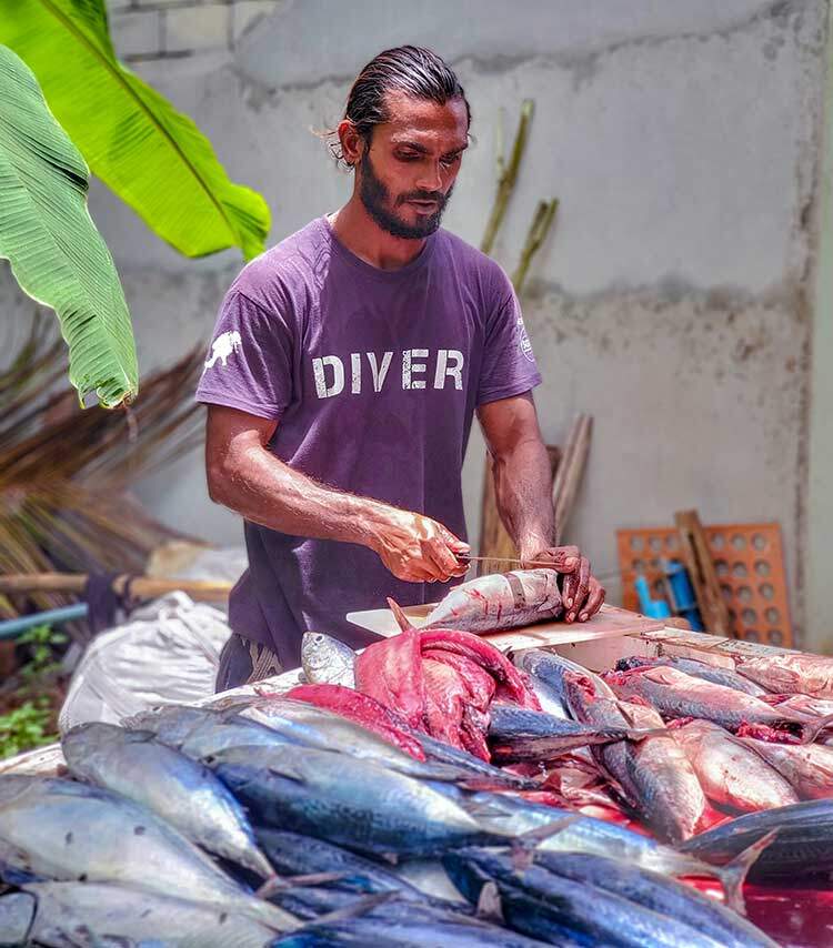Pasar ikan, pasar buah dan pelbagai jualan makanan mudah ditemukan serta semestinya halal