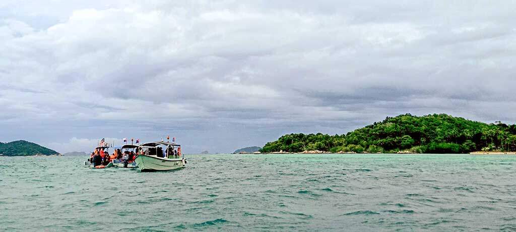 Menaiki bot laju adalah pilihan utama untuk ke Pulau Besar