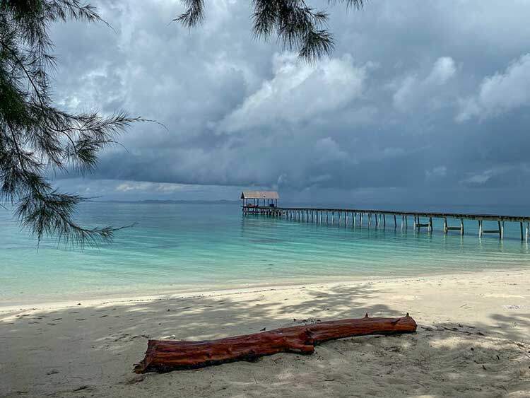 Pantai memutih di Bayu Lestari Island Resort