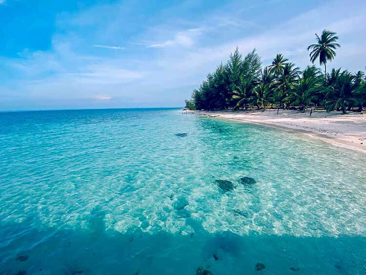 Pantai memutih air laut membiru di Pulau Besar Mersing