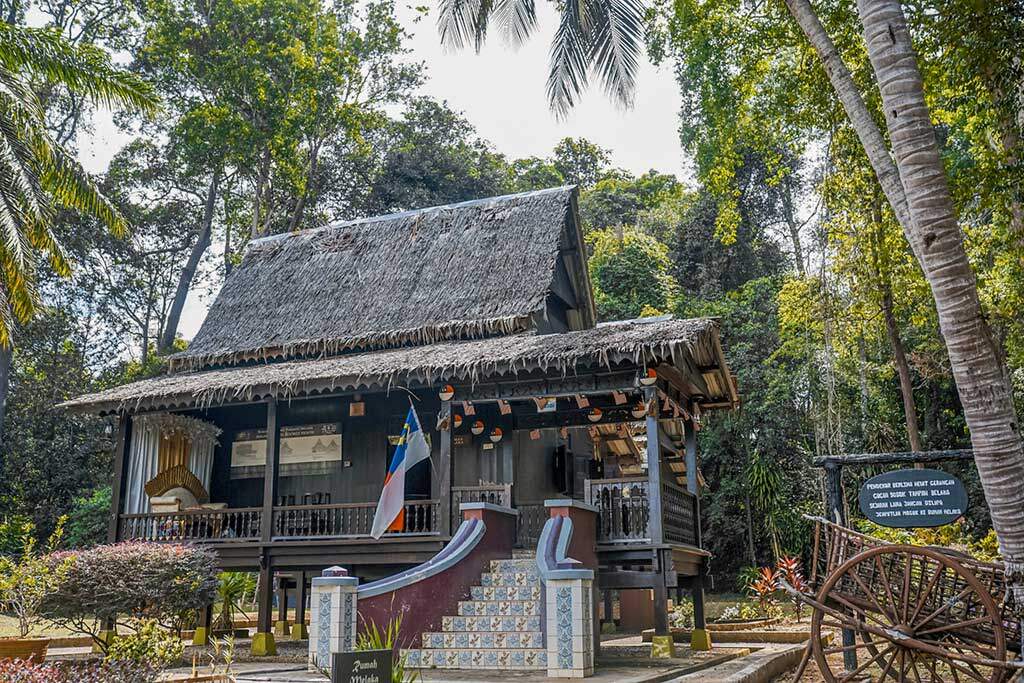 Taman ini mempamerkan rumah tradisional dari setiap negeri di Malaysia dan juga dari setiap negara dalam Persatuan Negara-negara Asia Tenggara