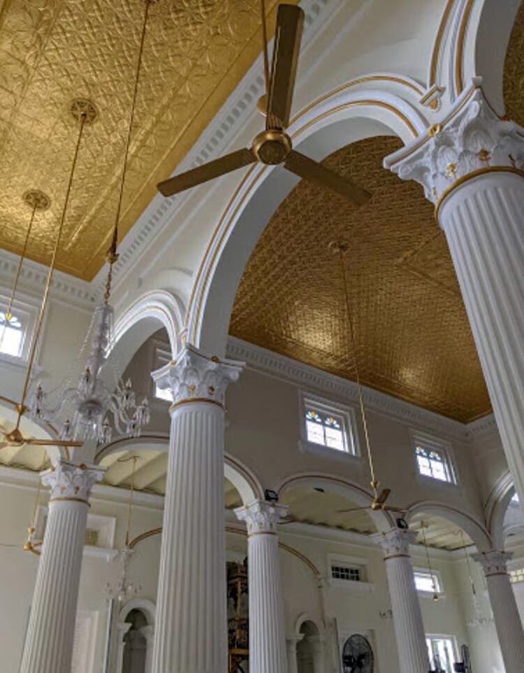 Senibina dan hiasan yang sangat cantik diliputi warna emas Masjid Sultan Abdul Bakar