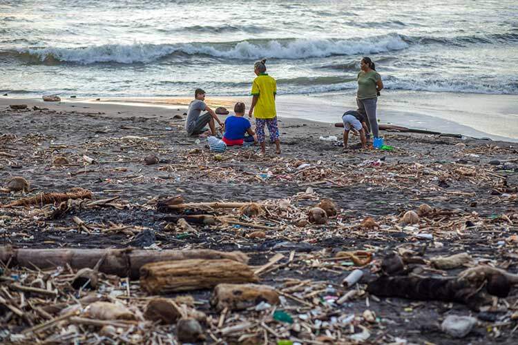 Pencemaran pantai di Bali. Kehidupan sukar penduduk tempatan di sekitar sampah di pantai