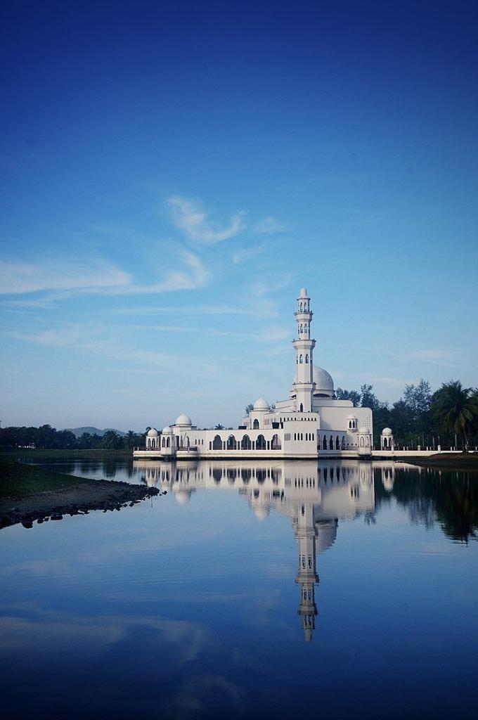 Masjid Tengku Tengah Zaharah dibina di atas platform terapung, memberikan pemandangan yang unik. Ia terletak di Sungai Terengganu