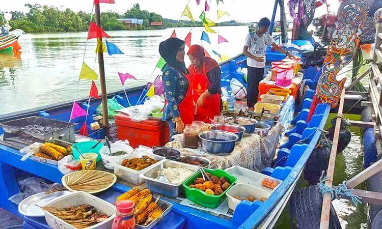 Pasar Terapung Pengkalan Datu