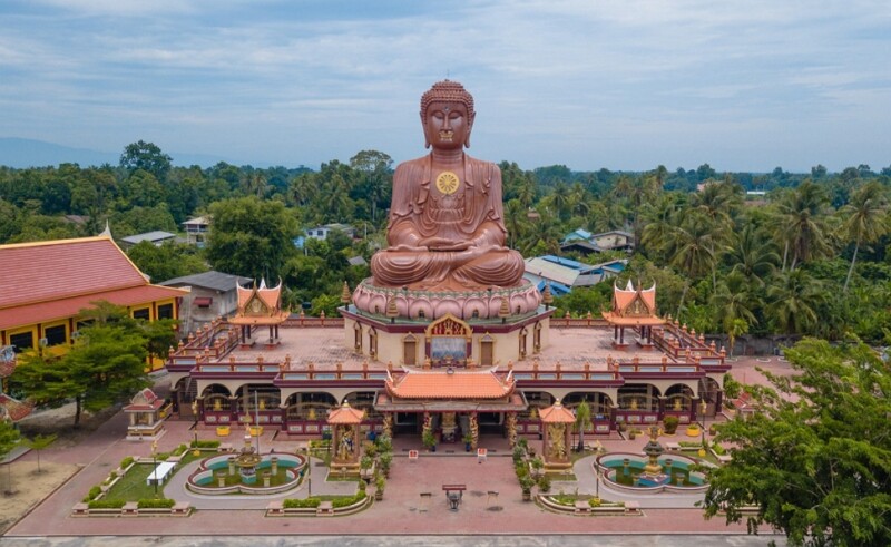 Kuil ini menempatkan patung Buddha duduk terbesar di Asia Tenggara