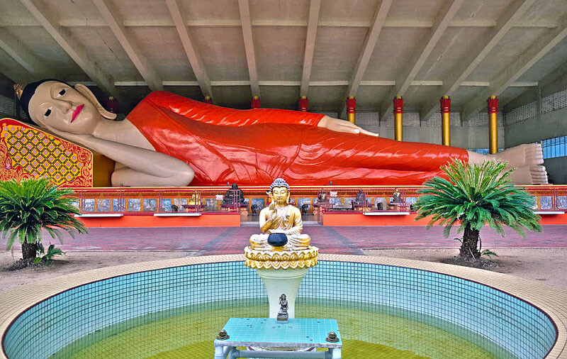 Kuil ini menempatkan patung Buddha yang tidur 40 meter, yang dianggap sebagai yang terbesar dan terpanjang di negeri i