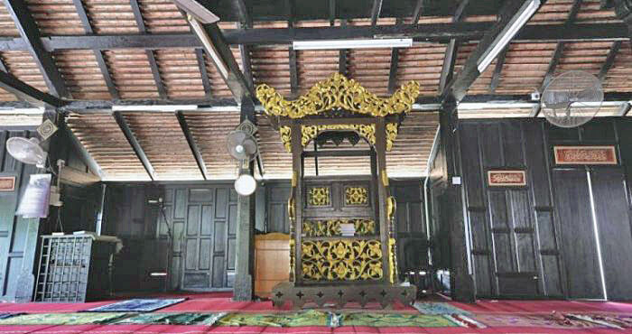 Seni bina masjid yang sangat klasik dengan atap tiga tingkatnya adalah gabungan gaya tradisional tempatan dengan pengaruh Jawa