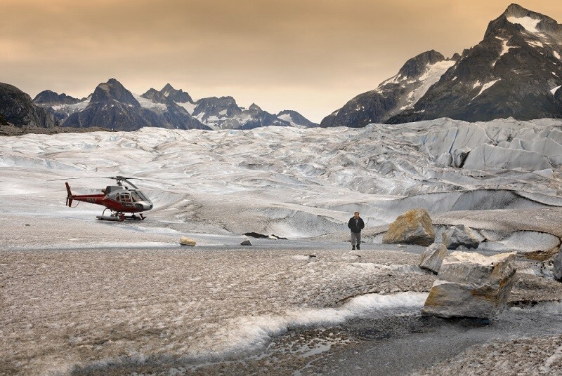 Helikopter pelancong mendarat di Mendenhall Glacier di Iceau Juneau di Alaska | Imej oleh: Steve Allen