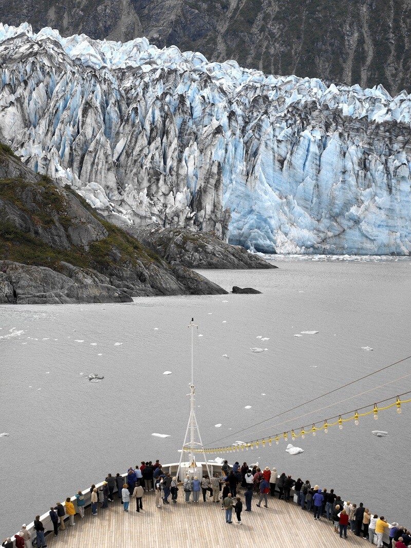 Pelancong menaiki kapal berhampiran Glacier Lamplugh - glasier sepanjang 8 batu (13 km) yang terletak di Taman Nasional Glacier Bay dan Preserve di negeri A.S. Alaska | Imej oleh: Steve Allen