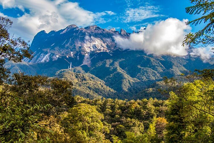 Melihat gunung Kinabalu pada jarak paling dekat adalah di Timpohon