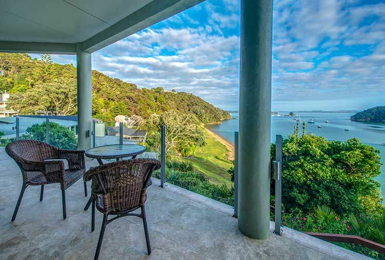Meja dan kerusi di balkoni yang menghadap ke Bay of Islands, Paihia