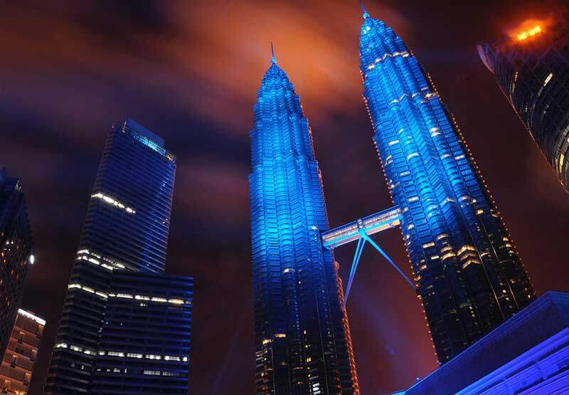 Pemandangan malam Menara Berkembar Kuala Lumpur dengan percikan cahaya
