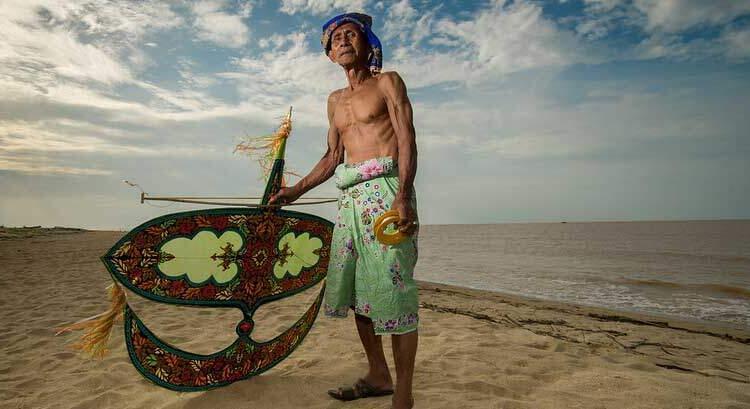Pembuat layang-layang tradisional Kelantan, Malaysia. Pak Shafie bin Jusoh dianugerahkan dengan Adiguru Aneka Kraf pada tahun 2006 kerana kepakarannya di Moon Kite atau dikenali sebagai Wau Bulan.