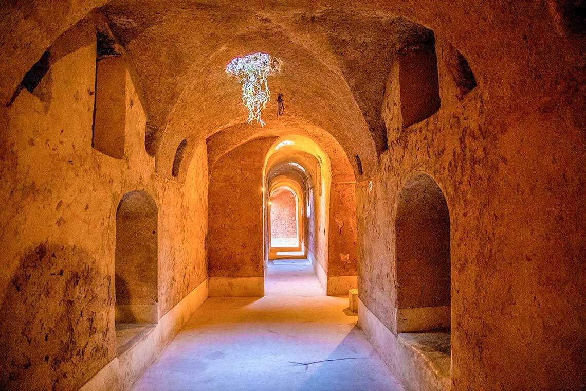 Terdapat beberapa koridor bawah tanah seperti labirin di Istana El Badi, diterangi cahaya matahari yang mengalir dari atas