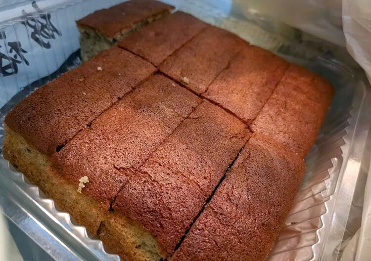 Kek pisang yang enak dari Dapur ketuhar klasik masih digunakan untuk membakar roti dan kek di Hiap Joo Bakery Biscuit Factory